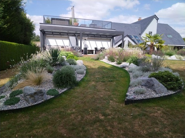 jardin-paysager-massifs-mineraux-graminees