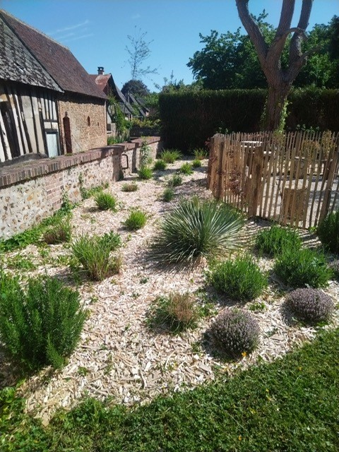 jardin-sec-massif-paille-plantes-ornementales