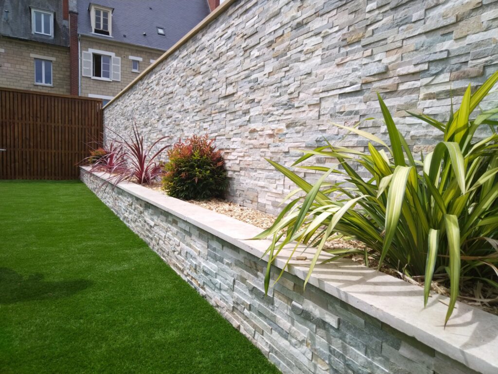 massif-sureleve-pierre-plantes-ornementales