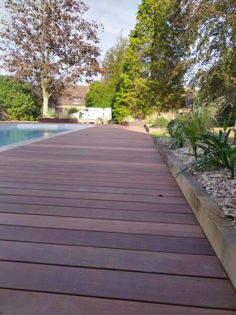 terrasse-bois-piscine-amenagement-paysager