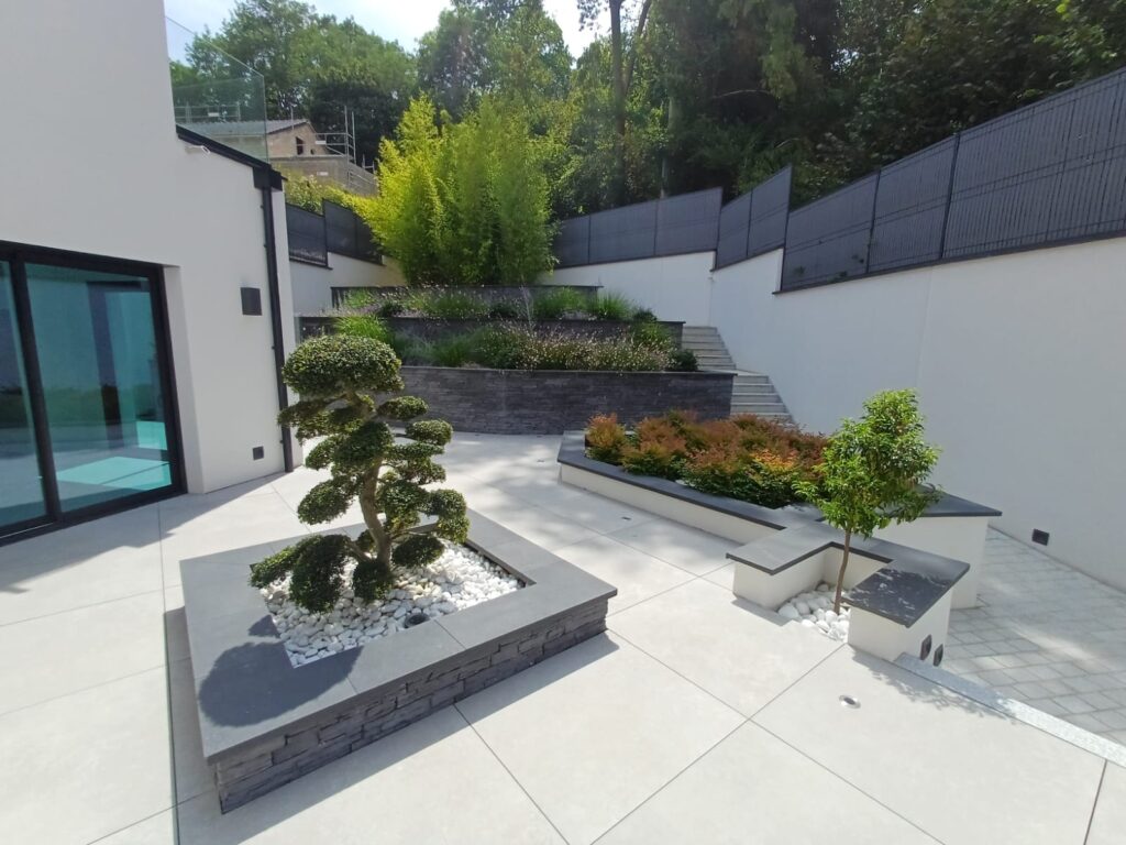 terrasse-contemporaine-massifs-paysagers-topiaire