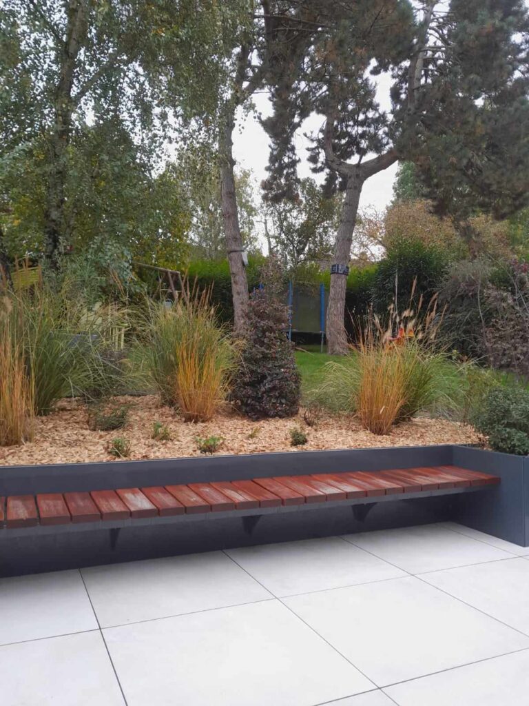 terrasse-moderne-banc-bois-massif-graminees